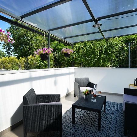 One Luxury Suites Eger Ngoại thất bức ảnh