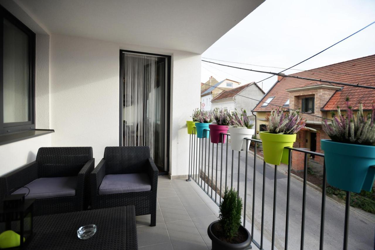 One Luxury Suites Eger Ngoại thất bức ảnh