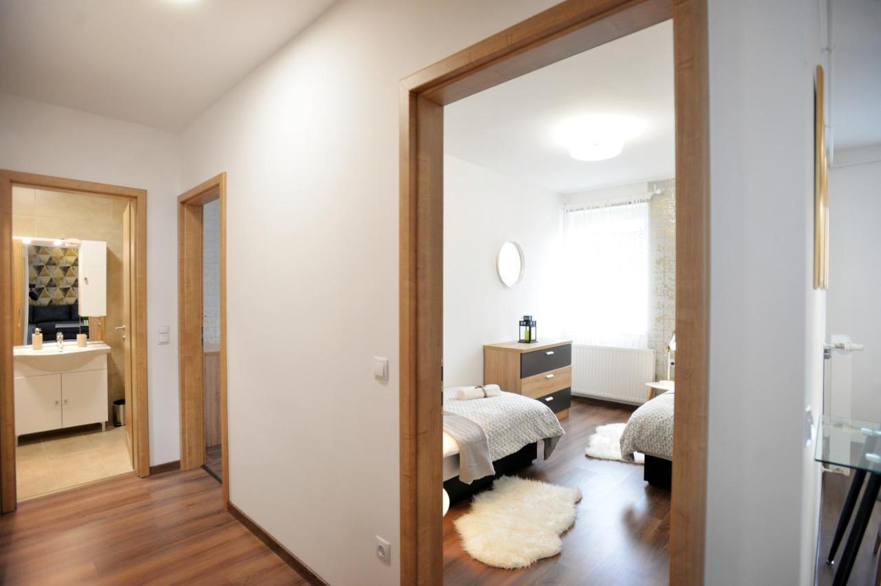 One Luxury Suites Eger Ngoại thất bức ảnh