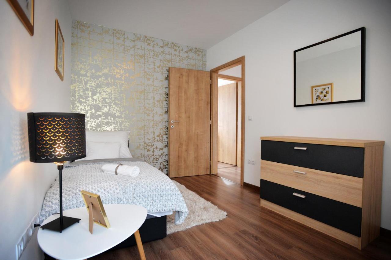 One Luxury Suites Eger Ngoại thất bức ảnh