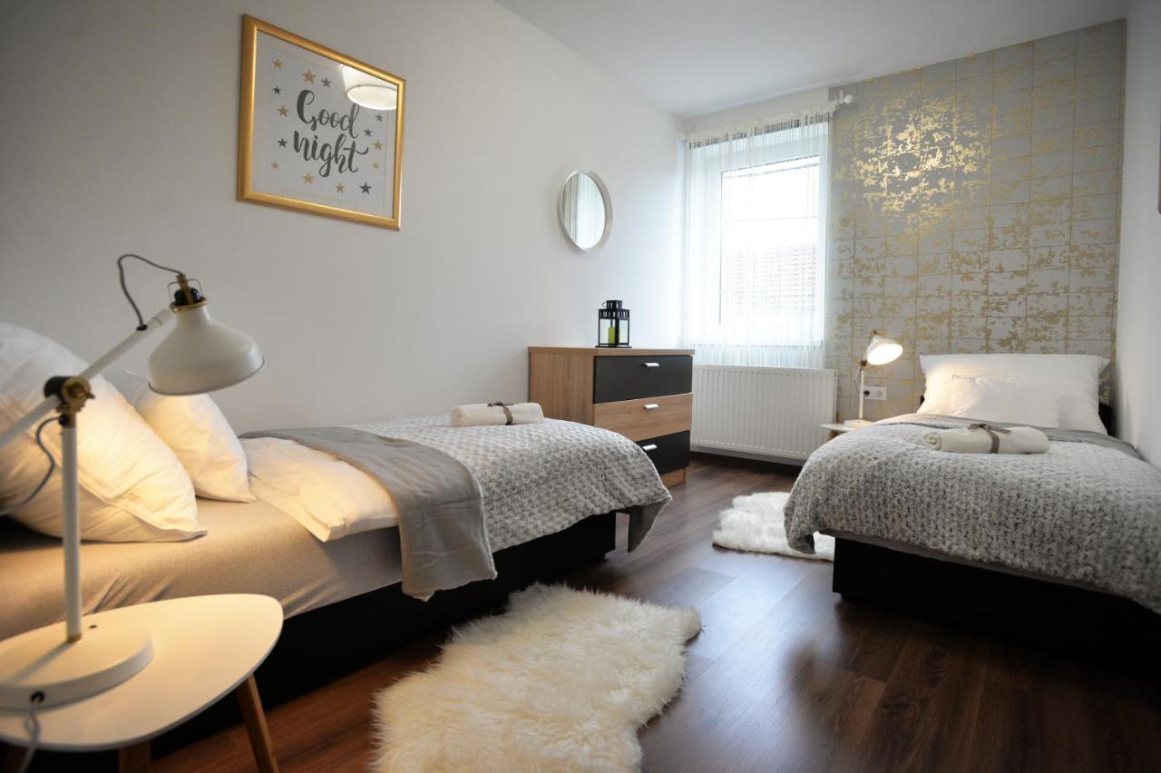 One Luxury Suites Eger Ngoại thất bức ảnh