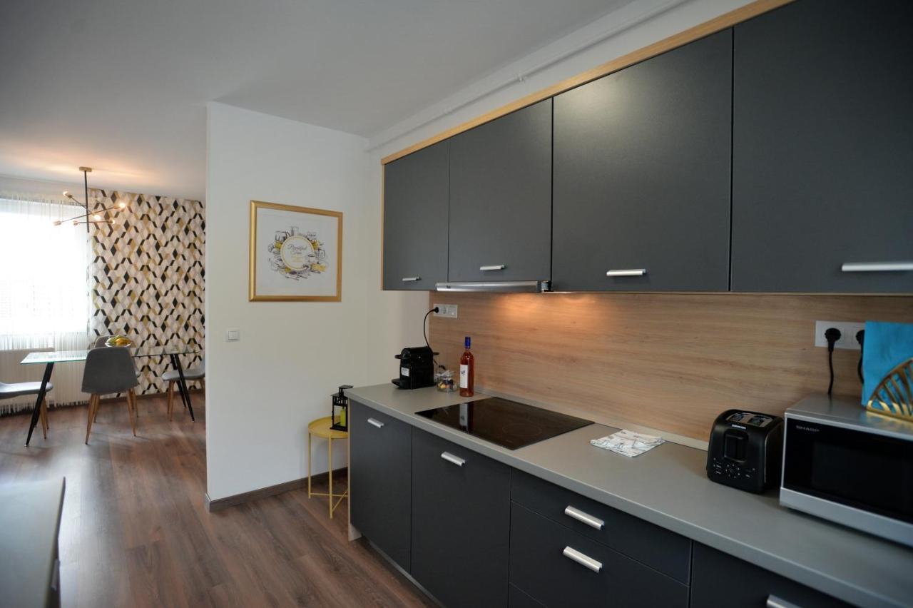 One Luxury Suites Eger Ngoại thất bức ảnh