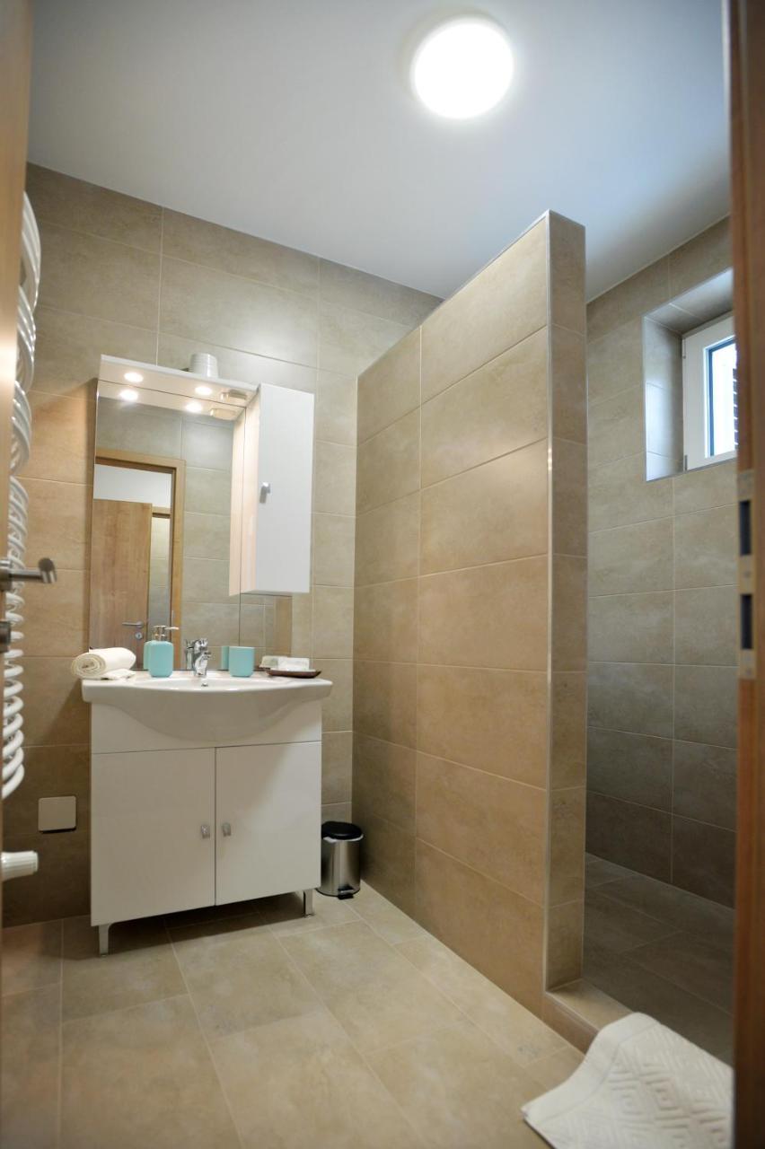 One Luxury Suites Eger Ngoại thất bức ảnh