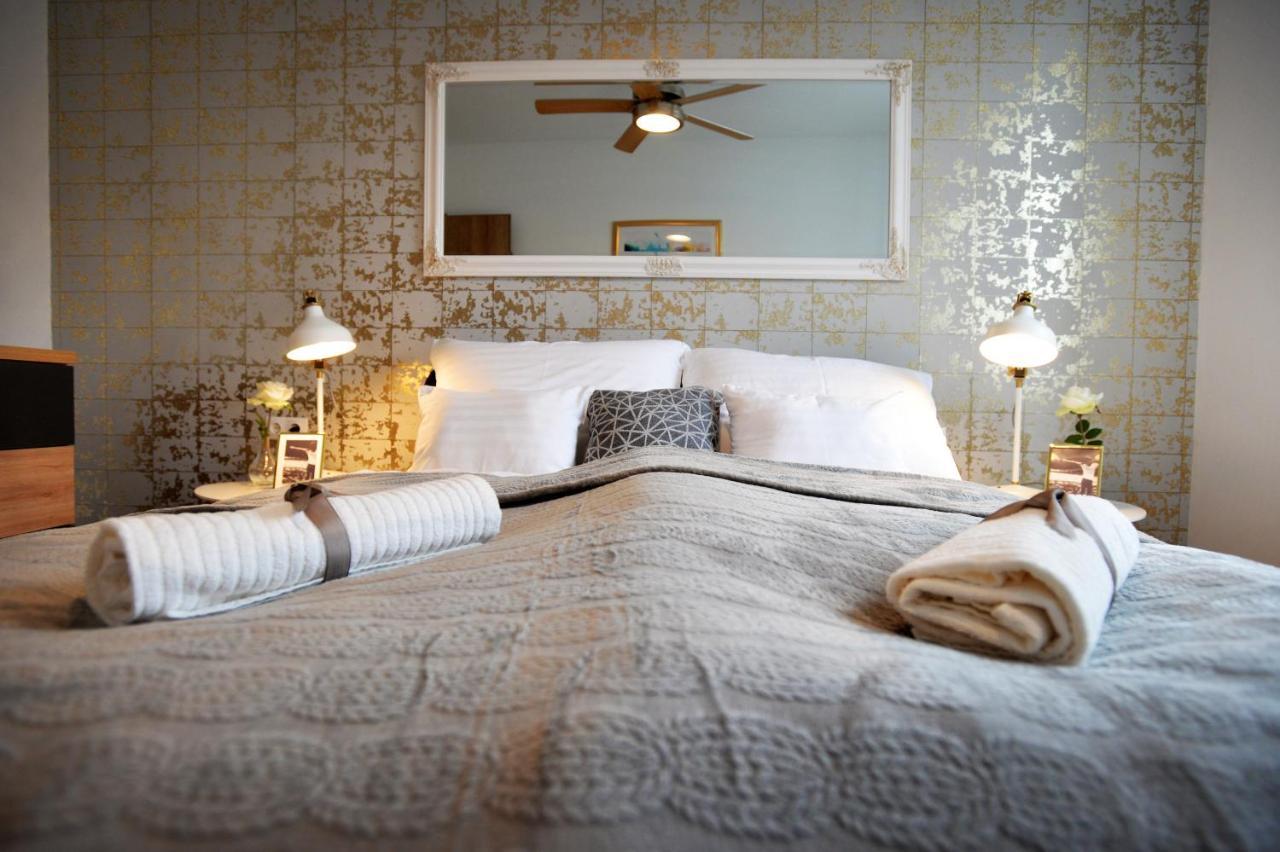 One Luxury Suites Eger Ngoại thất bức ảnh