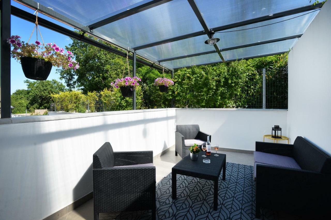 One Luxury Suites Eger Ngoại thất bức ảnh